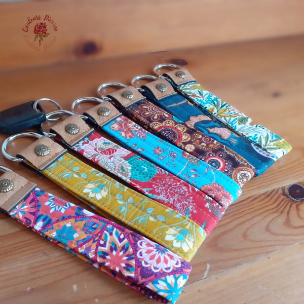 Porte clés dragonne, porte clés bracelet, porte clés bohème, tissu fleuri, idée cadeau