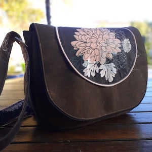 Sac bandoulière femme en liège marron, sac besace rabat tissu floral, sac bandoulière style bohème fait main