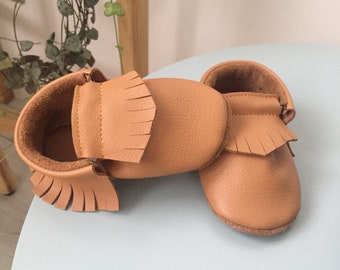 Chaussons cuir souple franges camel