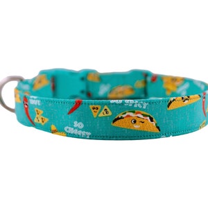 Peut inclure: Un collier pour chien bleu turquoise avec un motif de tacos jaunes, de piments rouges et le texte "So Cheesy" et "So Spicy".