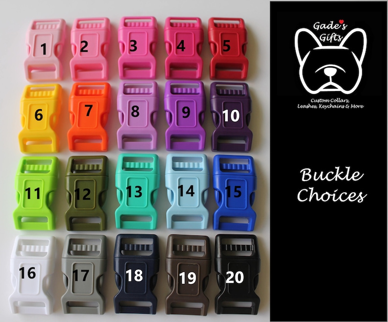 Pu&ograve; includere: Una selezione di venti fibbie in plastica di vari colori, tra cui rosa, rosso, giallo, arancione, verde, blu e viola. Ogni fibbia &egrave; numerata. L'immagine presenta anche un logo e il testo "Buckle Choices."
