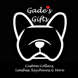 Op de afbeelding: Zwart-witte illustratie van een Franse Bulldog-kop met een rood hart boven de tekst "Gade's Gifts". De tekst onder de afbeelding luidt "Custom Collars, Leashes, Keychains & More".