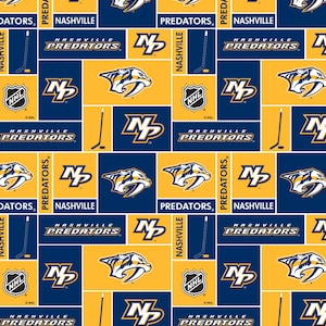 Puede incluir: Un patrón sin costuras que presenta el logotipo del equipo de hockey de la NHL Nashville Predators. El patrón es un diseño repetitivo del logotipo del equipo en azul y dorado sobre un fondo amarillo y azul. El logotipo presenta un depredador estilizado con un palo de hockey y las palabras "Nashville Predators".