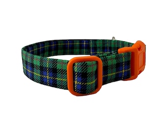 Puede incluir: Un collar de perro de cuadros verdes, azules y amarillos con una hebilla de plástico naranja.