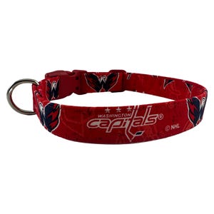 Puede incluir: Collar rojo para perros con el logotipo de los Capitals de Washington. El collar tiene un anillo en D de metal y una hebilla de plástico. El logotipo y el nombre del equipo de los Capitals están impresos en el collar.