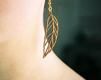 Wooden earrings in the shape of elongated leaves - Hoja
