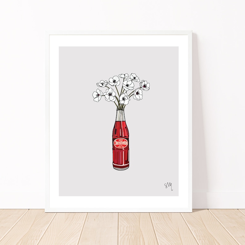 Może przedstawiać: Biało-szara ilustracja bukietu białych kwiat&oacute;w w czerwonej szklanej butelce z napisem "Cheerwine" na etykiecie.