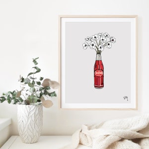 Może przedstawiać: Cyfrowa ilustracja czerwonej szklanej butelki z białymi kwiatami w środku. Butelka jest oznaczona etykietą "Cheerwine", a kwiaty są białe z czarnymi konturami. Tło jest jasnoszare.