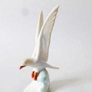 Vintage Hollohaza Porcelain Seagull Figurine: Hungarian Collectible