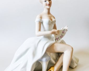 Ballerina statue,Wallendorf porcelain figurine ,vintage porcelain lady w.fan Free shipping