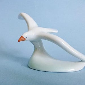 Vintage Hollohaza Porcelain Seagull Figurine: Hungarian Collectible