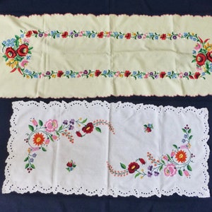 手刺繍のドイリー 2 枚セット、ハンガリー カロチャ ドイリー、カロチャ スタイルの花のモチーフ、ランナー、センターピース、送料無料