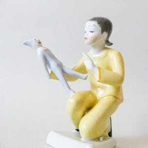 porcelaine hongroise vintage Hollohaza, figurine d'enfant, petite fille avec sa poupée livraison gratuite dans le monde entier