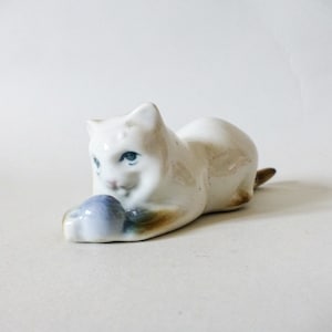 Vintage Zsolnay porcelain figurine,cat ,porcelain kitten FREE SHIPPING