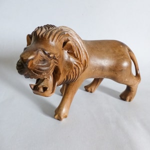 Estatua de león de teca vintage, figura de animal africano de madera tallada a mano, figura de león grande hecha a mano, ENVÍO GRATIS