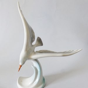 Vintage Hollohaza Porcelain Seagull Figurine: Hungarian Collectible