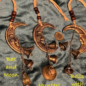 Pode incluir: Tr&ecirc;s carrilh&otilde;es de vento em forma de lua crescente dourados com sinos pendurados neles. Os carrilh&otilde;es de vento s&atilde;o etiquetados como "Bat and Moon", "Hunters Moon" e "Bells with Moon".