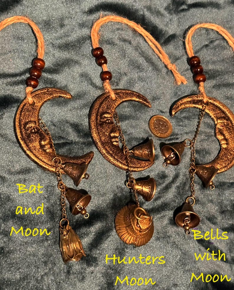 Pode incluir: Tr&ecirc;s carrilh&otilde;es de vento em forma de lua crescente dourados com sinos pendurados neles. Os carrilh&otilde;es de vento s&atilde;o etiquetados como "Bat and Moon", "Hunters Moon" e "Bells with Moon".