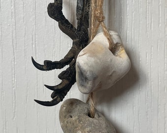Amuleto de Pé de Corvo e Pedra da Bruxa