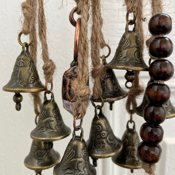 Cloches de sorcière traditionnelles avec lièvres et oiseaux