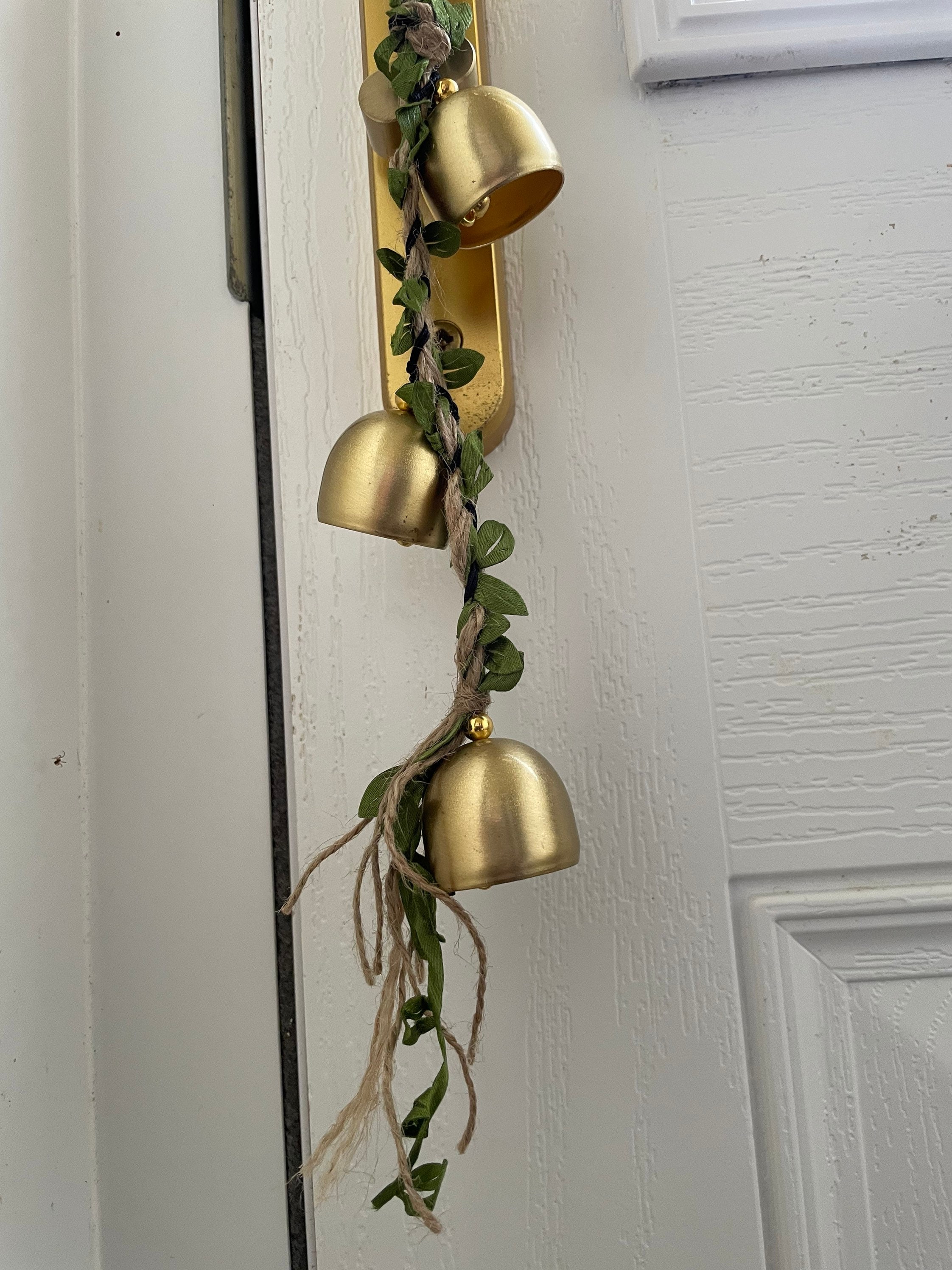 Hanging door bell outlet