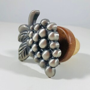 Silver Metal Grapes Bottle Topper