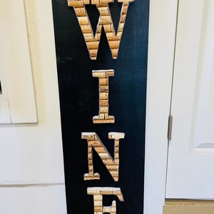 Kleines WINE Korkschild mit silbernem Band und schwarzer Tafel
