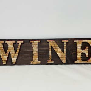 Großes WEIN Kork Schild mit Maroon Band und braunem Brett