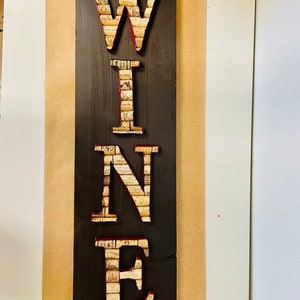 Kleines WEIN Kork Schild mit Maroon Band und braunem Brett