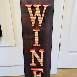 Kleines WEIN Korken Schild mit roter Schleife und brauner Tafel