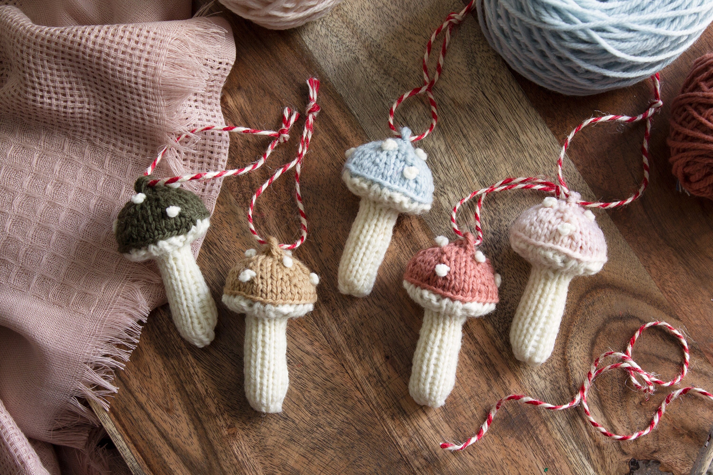 Ornement de Noël Aux Champignons en Tricot, Couleurs Neutres