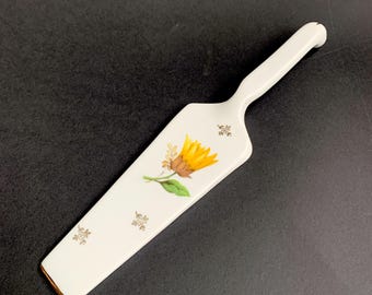 Vintage porcelain cake server, porcelain pie server, porcelain cake server with floral decoration, porcelain pie server, France