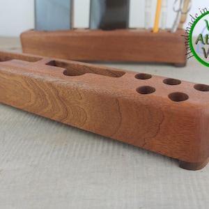 Op de afbeelding: Houten bureau-organizer met meerdere vakken voor pennen, potloden en andere kantoorbenodigdheden. De organizer is gemaakt van Wild Atlantic Wood en is handgemaakt in West Cork, Ierland.