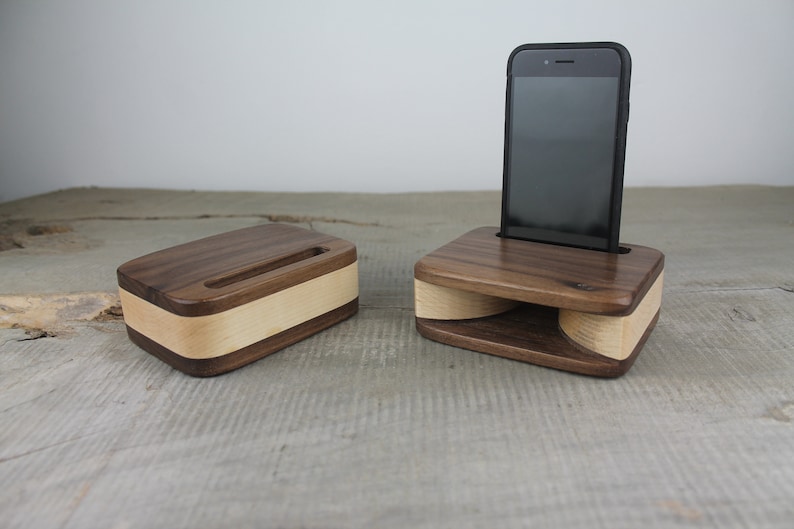 Puede incluir: Dos soportes de tel&eacute;fono de madera, uno con un tel&eacute;fono. Los soportes est&aacute;n hechos de madera de nogal y arce y tienen un dise&ntilde;o curvo para amplificar el sonido.