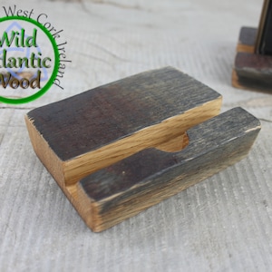 Houten telefoonstandaard en dockingstation, handgemaakt van oude Ierse whiskyvaten, geschikt voor een telefoon met een dikte tot 12 mm, gepersonaliseerd cadeau