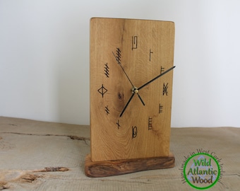Eichenholz Uhr mit Ogham Schriftzug, handgefertigte freistehende Uhr, Geschenk zum 5-jährigen Jubiläum