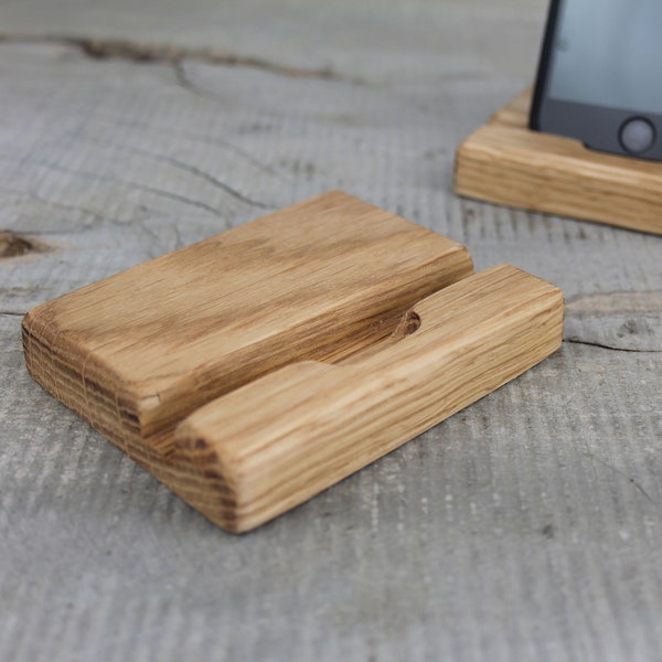 Support de téléphone et station d'accueil en bois faits à la main en chêne massif pour smartphone avec étui de protection mince jusqu'à 11 mm, cadeau personnalisé