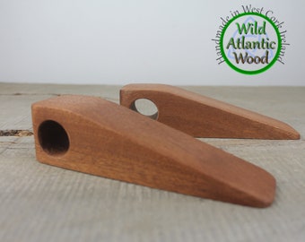 Dörrstopp i massivt sapele, dörrstopp, personligt gjord, dörrstopp i trä, present, heminredning, handgjort, dörrkil