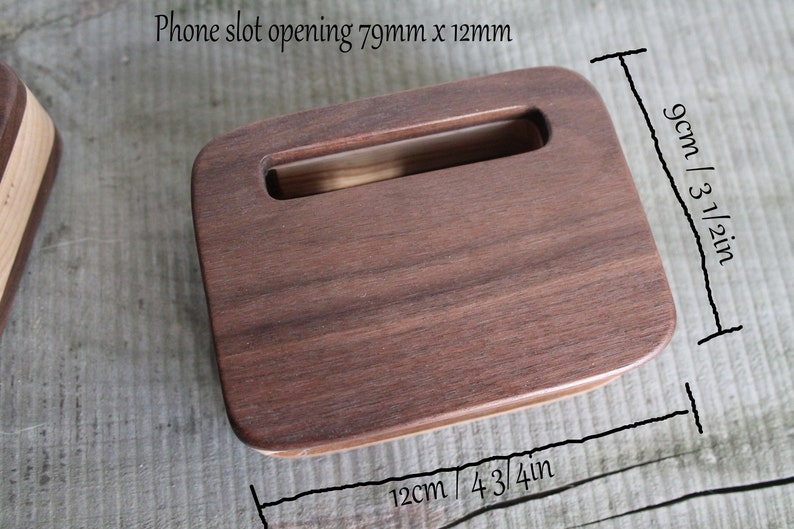 Puede incluir: Un soporte de tel&eacute;fono de madera con una abertura de ranura que mide 79 mm x 12 mm. El soporte mide 9 cm (3 1/2 pulgadas) de alto y 12 cm (4 3/4 pulgadas) de ancho.