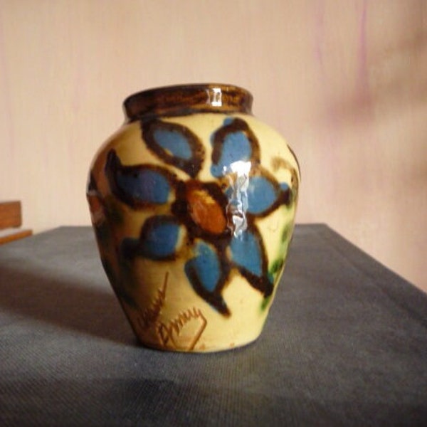 Poterie artisanale de Savoie" 7,5 cm " terre vernissée de fleurs bleues sur fond ocre, des années 1950, signée Cham Annecy