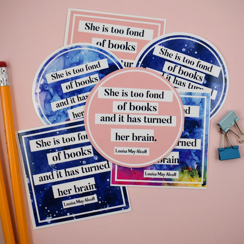 Puede incluir: Cinco pegatinas coloridas con una cita de Louisa May Alcott que dice: "Ella es demasiado aficionada a los libros y eso le ha vuelto el cerebro." Las pegatinas tienen un fondo de galaxia con tonos azules, rosas y morados.