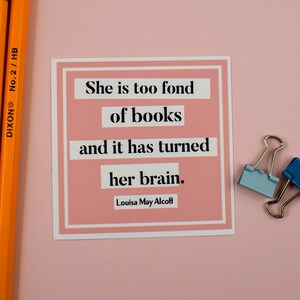 Puede incluir: Una tarjeta cuadrada rosa con un borde blanco y texto blanco que dice "She is too fond of books and it has turned her brain. Louisa May Alcott".