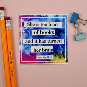 Puede incluir: Un fondo abstracto colorido con un borde blanco y texto negro que dice "She is too fond of books and it has turned her brain" con el autor "Louisa May Alcott" debajo del texto.