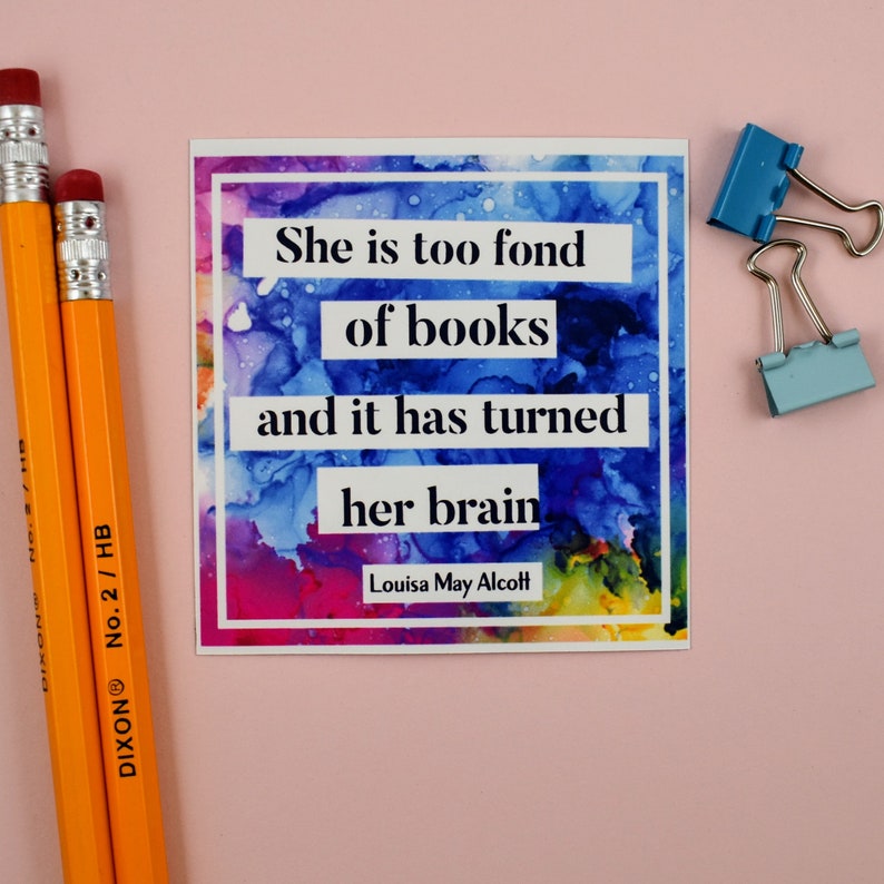 Puede incluir: Un fondo abstracto colorido con un borde blanco y texto negro que dice "She is too fond of books and it has turned her brain" con el autor "Louisa May Alcott" debajo del texto.