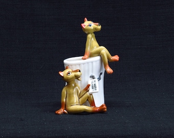 Set von 2 kostenlosen Norcrest Originals von Erika Figurine Regal Sitter and Planter Stiftehalter Singende Serenading Hunde mit Mülleimer