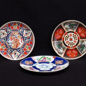 Set von drei Vintage japanischen Imari Tellern Floral und Geisha Motive.