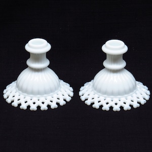 Vintage Westmoreland Milchglas Gitterrand Set von zwei Kerzenständern