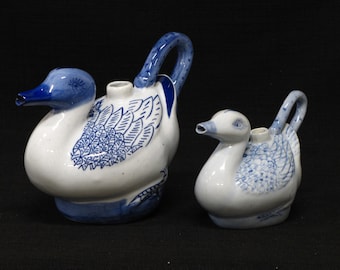 Set di due vintage cinese blu e bianco ceramica dipinta a mano Figural Duck Teapot & Creamer
