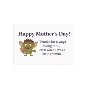 Cartes postales, Carte de fête des mères amusante avec un Gremlin tenant des fleurs, Merci de m'aimer même quand je suis un Gremlin, Carte de voeux humoristique, Mignonne