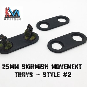 K&ouml;nnte beinhalten: Zwei schwarze Tabletts aus Kunststoff mit jeweils zwei runden Ausschnitten. Die Tabletts sind f&uuml;r 25 mm Miniaturfiguren konzipiert und mit "25MM SKIRMISH MOVEMENT TRAYS - STYLE #2" beschriftet.